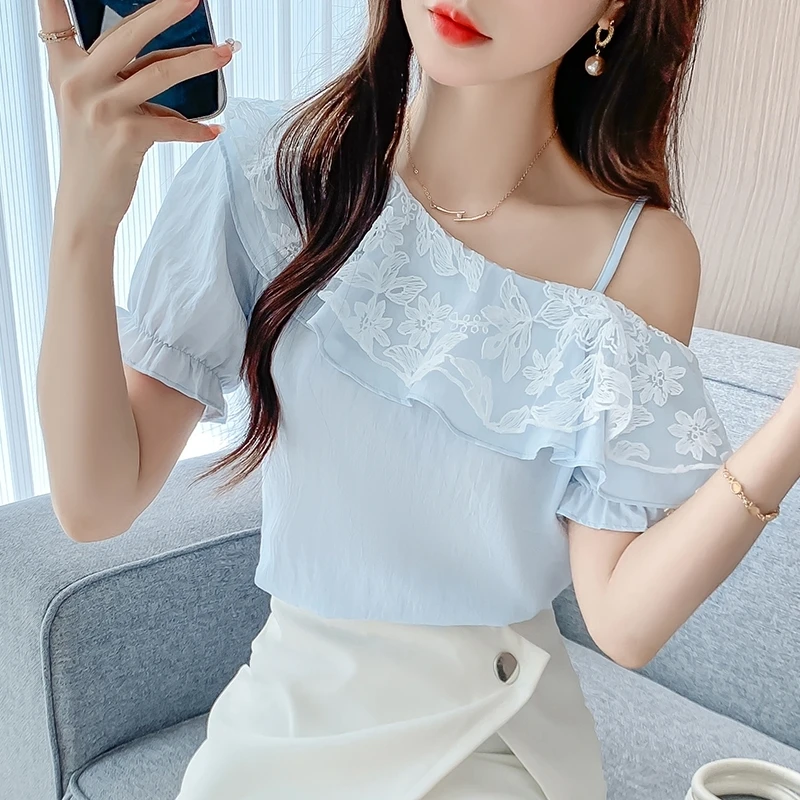 Blouse Off Shoulder - 女性のオフショルダーレースフリルブラウス夏半袖非対称シフォンシャツカジュアルスリムフィットトップス