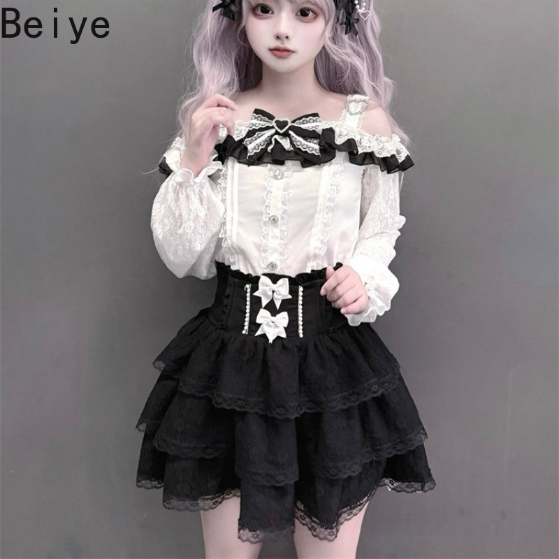 Blouse Off Shoulder - 甘いオフショルダーのロリータ風2点セット。レースの長袖ブラウスとハイウエストのミニスカート。かわいい、ジライキ風の女性用、リボンとレースがあしらわれたセットアップ。